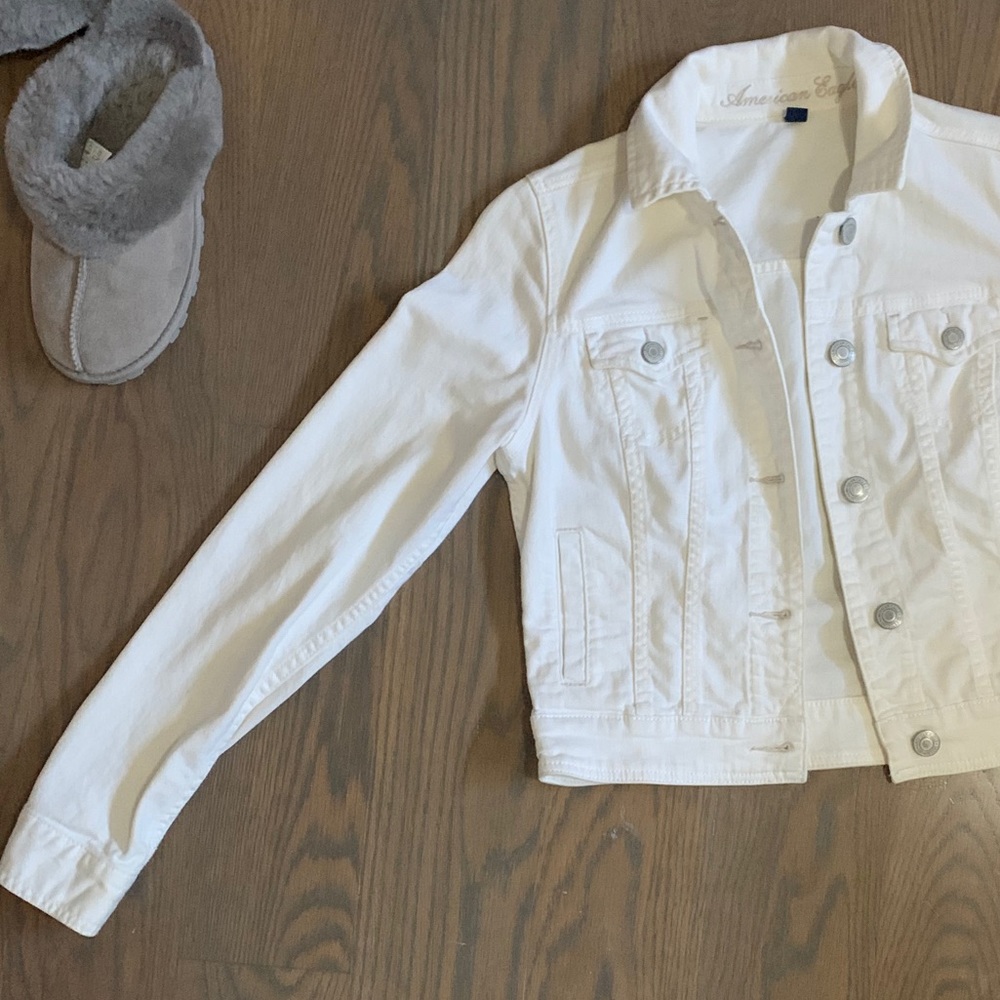 AE cropped white denim jean jacket